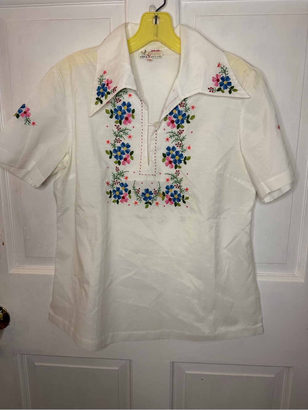 Vintage Joy Women's 38 White Floral Embroidered Collared Button Short Sleeve